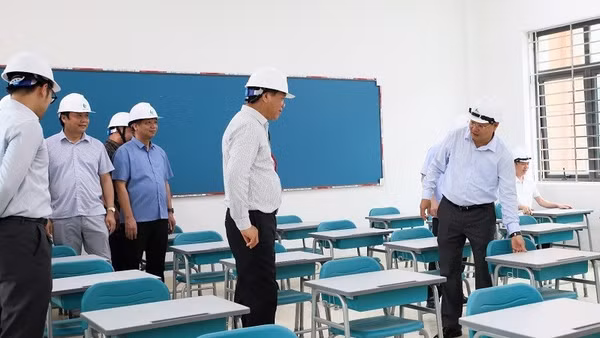 Đồng chí Lê Minh Ngân, Ủy viên Trung ương Đảng, Bí thư Tỉnh ủy Lai Châu kiểm tra thiết bị phục vụ học tập của học sinh tại Trường Nội trú liên cấp Phong Thổ. 