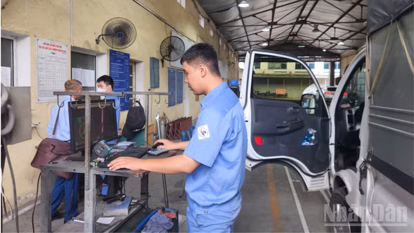 Nhân viên đăng kiểm thực hiện nhiệm vụ theo Thông tư 30/2026/TT-BXD.