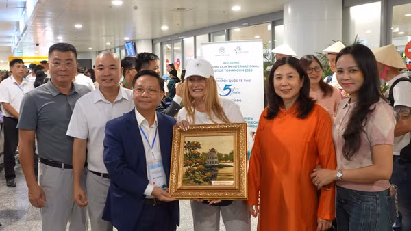 Lãnh đạo Sở Du lịch Hà Nội chào đón vị khách thứ 5 triệu đến với Thủ đô.