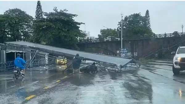 Bão số 1 gây gãy đổ hàng trăm cây xanh, hư hại một số công trình giao thông tại Quảng Ninh. Ngành đường bộ đang huy động tối đa lực lượng, phương tiện, khẩn trương giải tỏa hiện trường, bảo đảm giao thông thông suốt và an toàn. (Ảnh: TTXVN)