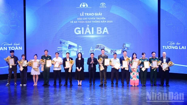 Báo Nhân Dân có tác phẩm “Bài toán hạ tầng và quản trị giao thông số” nhận giải Ba do Ban tổ chức trao.