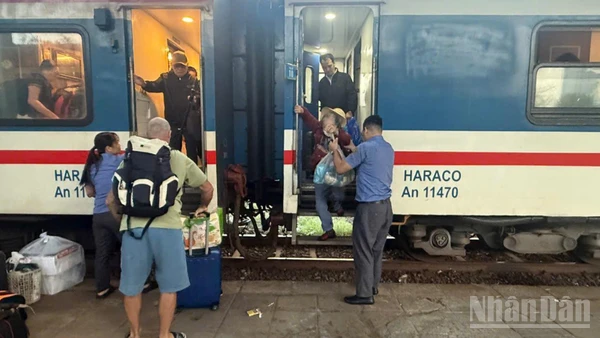 Sau khi giá xăng điều chỉnh giảm giá, ngành đường sắt áp dụng giảm giá vé từ ngày 13/3/2026.