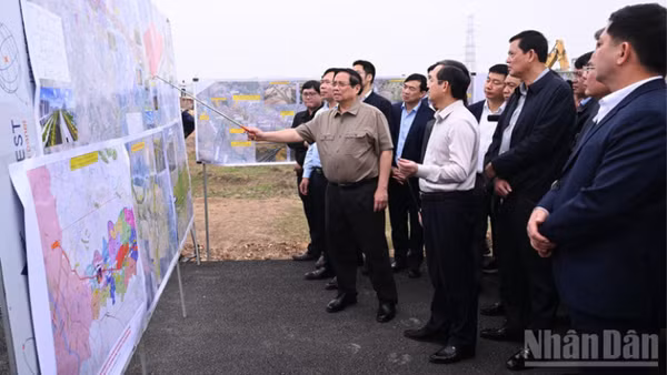 Thủ tướng Phạm Minh Chính đi thị sát, kiểm tra công trường, cho ý kiến chỉ đạo về tiến độ thi công xây dựng tuyến đường kết nối từ sân bay Gia Bình về Hà Nội. (Ảnh: Trần Hải)