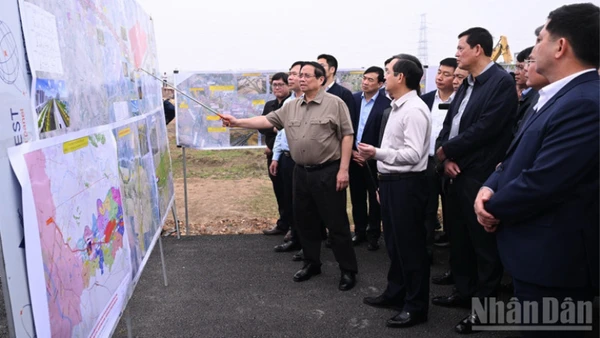 Thủ tướng Phạm Minh Chính đi thị sát, kiểm tra công trường, cho ý kiến chỉ đạo về tiến độ thi công xây dựng tuyến đường kết nối từ sân bay Gia Bình về Hà Nội. (Ảnh: Trần Hải)