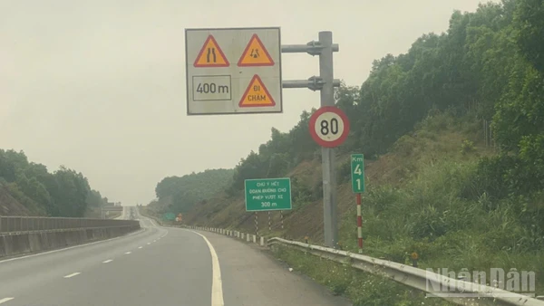 Việc giới hạn tốc độ trên những đoạn chưa sửa chữa tuyến cao tốc Cam Lộ-La Sơn gây nhiều bất cập cho các phương tiện tham gia giao thông.