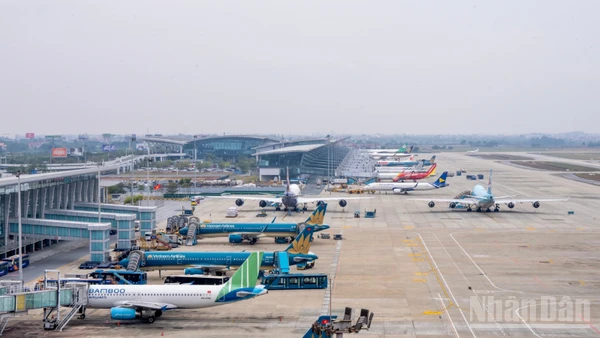 Cảng hàng không quốc tế Nội Bài đang trở nên quá tải, đặt ra bài toán cho Hà Nội cần thêm sân bay thứ 2 để giảm áp lực về nhu cầu đi lại đường hàng không cho khu vực các tỉnh phía bắc và vùng Đồng bằng sông Hồng.