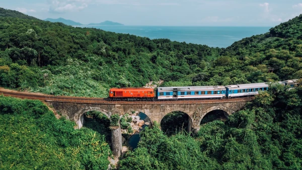 Tạm thời khách đi tàu hỏa sẽ trung chuyển bằng ô-tô từ ga Đà Nẵng đến ga Lăng Cô và ngược lại.