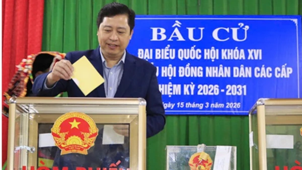 Đồng chí Dương Quốc Huy, Ủy viên Trung ương Đảng, Bí thư Tỉnh ủy tham gia bỏ phiếu. (Ảnh: THANH SƠN)