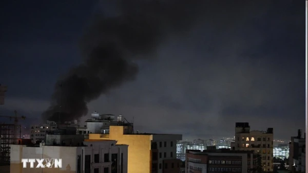 Khói bốc lên sau cuộc không kích của Israel tại Tehran, Iran, ngày 7/3/2026. (Ảnh: THX/TTXVN)