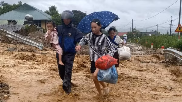 Người dân xã Mường Than di chuyển trên Quốc lộ 32 tới nơi an toàn. (Ảnh: Báo Nhân Dân)
