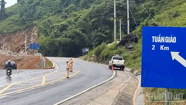 Lực lượng chức năng phân luồng giao thông trên tuyến Quốc lộ 6.