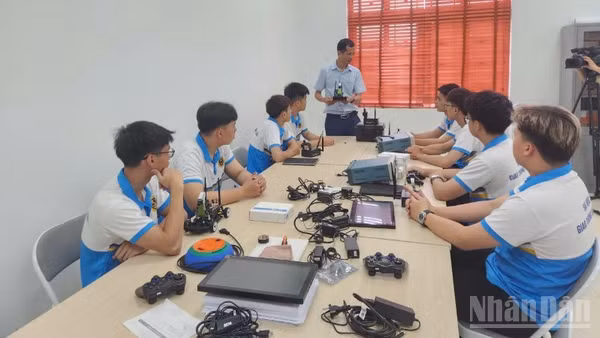 Hình ảnh tại một buổi học thực hành về động cơ điện đường sắt của sinh viên Trường đại học Giao thông Vận tải Hà Nội.