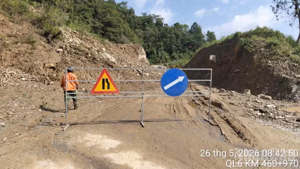 Nhiều điểm sạt lở tới 2/3 mặt đường trên tuyến Quốc lộ 6.
