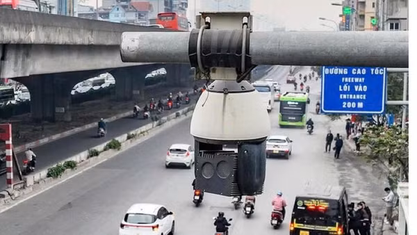 Camera ứng dụng AI giám sát giao thông trên đường Khuất Duy Tiến, Hà Nội. (Ảnh minh họa)