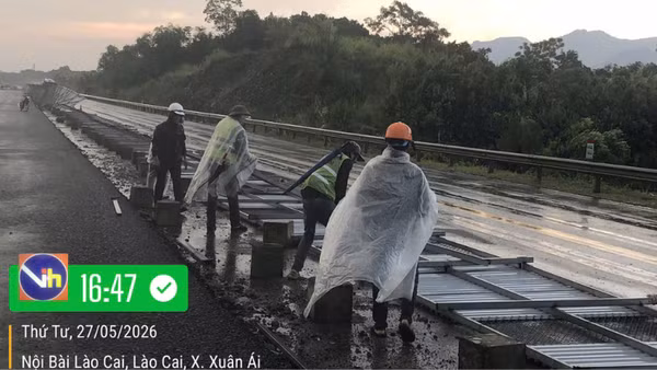 Mưa lớn kèm gió giật mạnh khiến một số rào chắn tại khu vực thi công trên cao tốc Nội Bài-Lào Cai bị cuốn ra mặt đường. (Ảnh: Cục Đường bộ Việt Nam)
