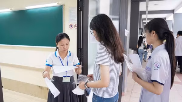 Thí sinh làm thủ tục vào phòng thi đánh giá năng lực đợt 2 năm 2026