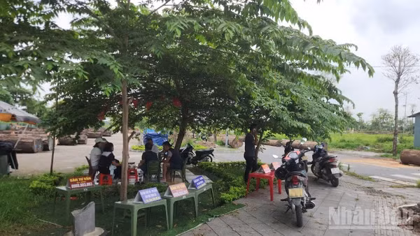 Bàn tư vấn cùng nhiều cò nhà đất xuất hiện tại khu đất dự án tái định cư xã Thư Lâm (Hà Nội).