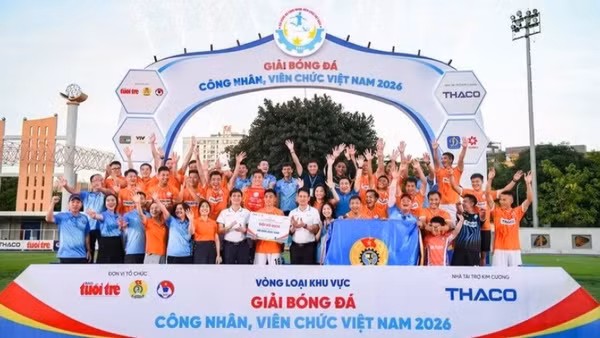 Đội Công đoàn Ngân hàng Việt Nam nhận thưởng vô địch Giải bóng đá công nhân, viên chức Việt Nam 2026.