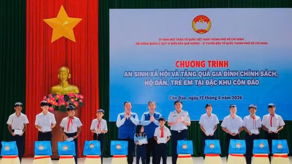 Đoàn công tác trao quà cho các em học sinh có hoàn cảnh khó khăn trên địa bàn Đặc khu Côn Đảo.