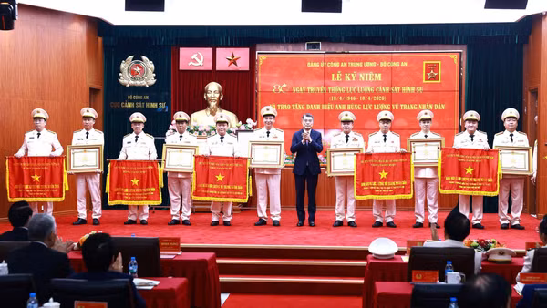 Đồng chí Lê Minh Hưng, Ủy viên Bộ Chính trị, Thủ tướng Chính phủ thay mặt lãnh đạo Đảng, Nhà nước trao tặng danh hiệu Anh hùng Lực lượng vũ trang nhân dân cho các tập thể, cá nhân. 