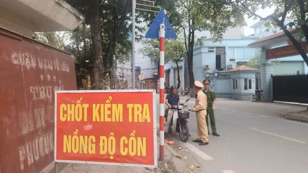 Cảnh sát giao thông Công an thành phố Hà Nội đồng loạt ra quân, tăng cường tuần tra, kiểm soát, xử lý nghiêm các hành vi vi phạm giao thông trong đợt nghỉ lễ 30/4-1/5 năm nay.