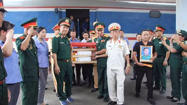 Mỗi chuyến tàu chở hài cốt liệt sĩ là hành trình đưa những người con đã hiến dâng tuổi xuân, xương máu cho Tổ quốc trở về trong vòng tay của gia đình, đồng đội và quê hương sau bao năm chờ đợi. (Ảnh: VNR)