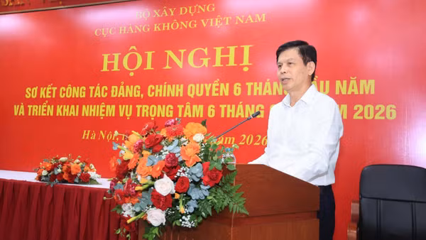 Thứ trưởng Bộ Xây dựng Lê Anh Tuấn phát biểu chỉ đạo tại hội nghị. (Ảnh: Cục Hàng không Việt Nam)