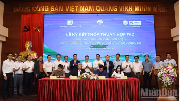 Đại diện ký kết, về phía Cục Đường bộ Việt Nam có các Phó Cục trưởng Ngô Lâm và Nguyễn Thanh Hoài; phía Trường Đại học Xây dựng Hà Nội do Phó Hiệu trưởng, Phó Giáo sư-Tiến sĩ Bùi Phú Doanh đại diện. Các doanh nghiệp tham gia ký kết gồm Công ty cổ phần Đường cao tốc Vành đai 4 Hà Nội, Công ty cổ phần Tư vấn đầu tư và Xây dựng công trình Bắc Nam và Công ty cổ phần Công nghệ và Thương mại Miền Trung.