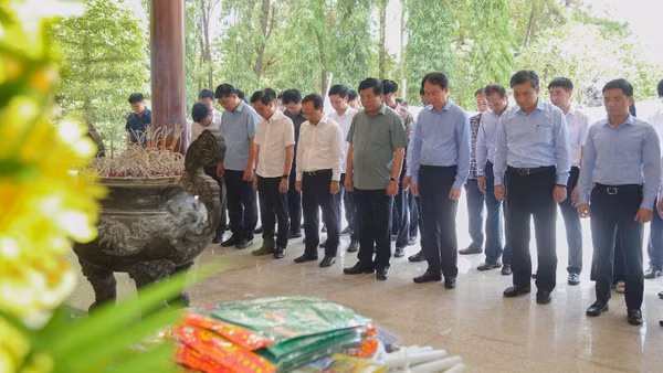 Bộ trưởng Xây dựng Trần Hồng Minh và đoàn công tác Bộ Xây dựng dâng hương tưởng niệm tại Nghĩa trang liệt sĩ Trường Sơn. (Ảnh: Báo Xây dựng)
