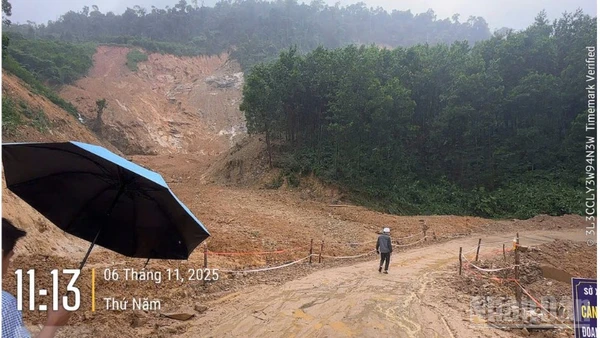 Lực lượng bảo dưỡng thường xuyên tiếp tục khắc phục chưa xong hậu quả bão số 12 tiếp tục khắc phục hậu quả cơn bão số 13 trên tuyến đường Trường Sơn nhánh đông.