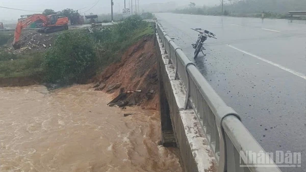 Sạt lở ta-luy âm đe dọa sụt mố cầu tại vị trí Km561+00-Km595+00 (đoạn thuộc tuyến tránh Quốc lộ 1A qua thị xã Kỳ Anh). 