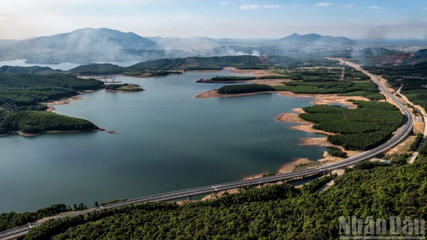 Cao tốc Vũng Áng-Bùng. (Ảnh: Báo Nhân Dân)