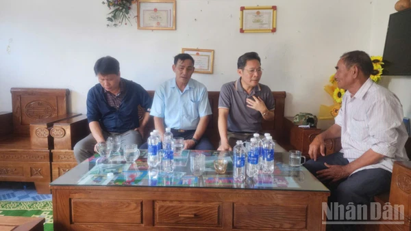 Lãnh đạo Sở Xây dựng tỉnh Quảng Ngãi thăm hỏi, động viên gia đình hai nhân viên của đơn vị.