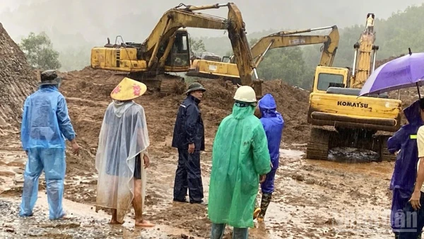 Giám đốc Ban Quản lý dự án 4 trực tiếp chỉ đạo thi công công trình xẻ đồi để mở đường cho người dân lưu thông trong những ngày mưa bão cuối tháng 10 và đầu tháng 11.