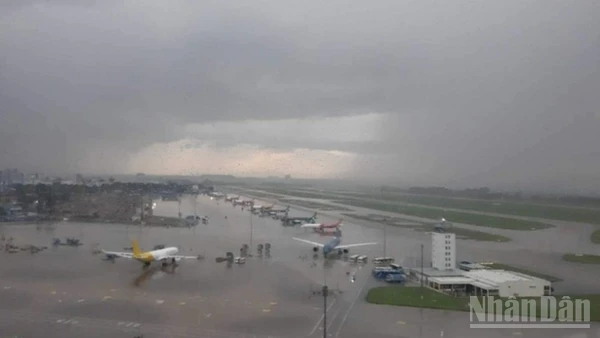 Ảnh minh họa: Cảng hàng không trong cơn mưa.