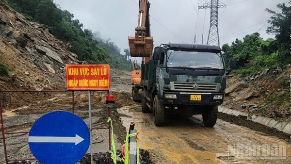 Thời tiết thuận lợi, các đơn vị bảo dưỡng khắc phục sạt lở đỡ vất vả hơn so với những ngày trước đó.