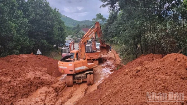 Công tác khắc phục hậu quả bão số 12 vẫn đang được các Khu Quản lý đường bộ tại miền trung thực hiện.