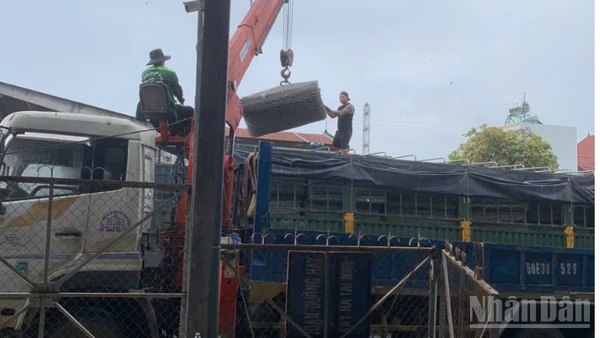 4.000 rọ thép được bốc lên xe vận chuyển cứu trợ khắc phục hạ tầng giao thông miền trung đang hứng chịu mưa lũ kỷ lục.