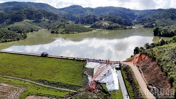 Vị trí xảy ra sạt trượt sát cống xả hồ thủy lợi Cay An hiện đã được lực lượng chức năng xử lý bước đầu.