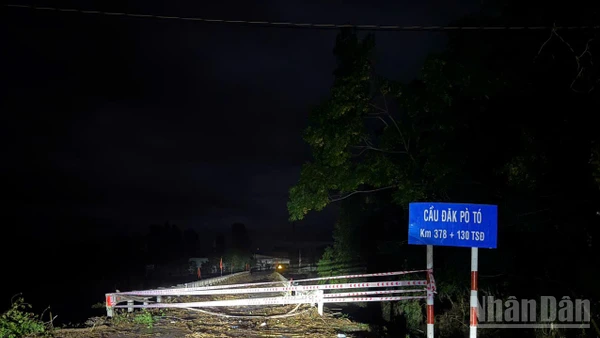 Cầu Đắk Pờ Tó bị lũ cuốn trôi đoạn đường đầu cầu, hiện đang được các lực lượng chức năng cấm biển cấm lưu thông.