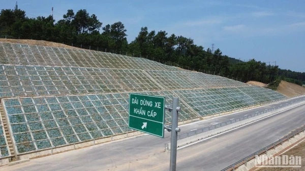 1 đoạn trên tuyến cao tốc Bùng-Vạn Ninh.