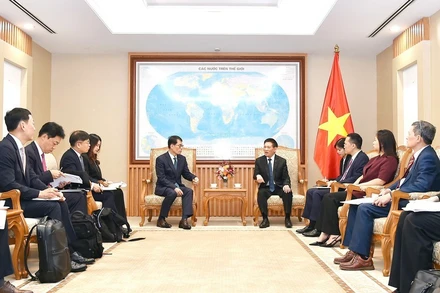 Phó Thủ tướng Chính phủ Hồ Đức Phớc tiếp ông Kim Sung Tae, Chủ tịch kiêm Tổng Giám đốc điều hành Ngân hàng Công nghiệp Hàn Quốc (IBK). (Ảnh: VGP)