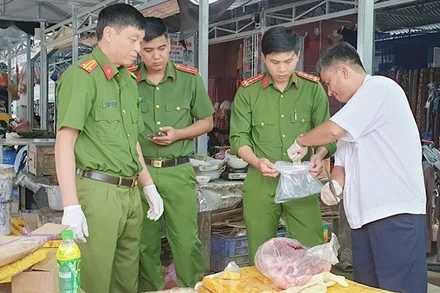 Cơ quan chức năng lấy mẫu thịt lợn để xét nghiệm.