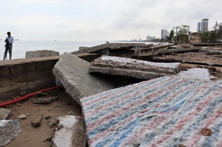 Sóng biển đã đánh hỏng 5 đoạn bờ kè, tổng chiều dài gần 600m trong tuyến kè dài 4,3km của phường Cửa Lò.