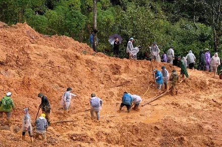 Các lực lượng chức năng đang nỗ lực tìm kiếm nạn nhân mất tích trong điều kiện thời tiết không thuận lợi.