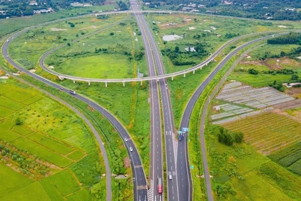 Đến nay, tổng chiều dài đường bộ cao tốc cả nước đã gần chạm mốc 2.500km, giúp tăng hiệu quả đầu tư, giảm chi phí logistics, mở ra không gian mới...