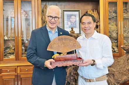 Ông Nguyễn Văn Tưởng đón tiếp ông Mark Kennedy - Giám đốc Viện Cạnh tranh Chiến lược - Trung tâm Wilson (Wilson Center) thuộc Quốc hội Mỹ đến thăm và làm việc với Công ty Trầm hương Khánh Hòa.