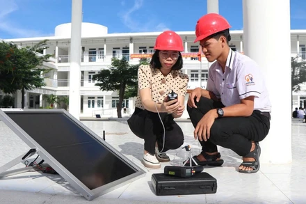 Giảng viên điện tử công nghiệp đào tạo về năng lượng tái tạo cho học sinh Trường THCS, THPT Đặng Chí Thanh, do Tổ chức Hợp tác Phát triển Đức (GIZ) tài trợ.