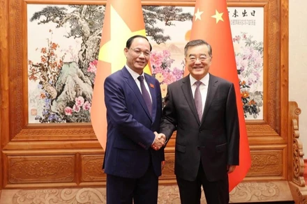 Phó Chủ tịch Quốc hội Trần Quang Phương (trái) và Phó Ủy viên trưởng Nhân đại toàn quốc Trung Quốc Trương Khánh Vĩ. (Ảnh: TTXVN)