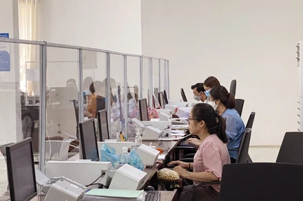 Cán bộ Trung tâm phục vụ hành chính công tỉnh Ninh Thuận giải quyết hồ sơ, thủ tục cho người dân và doanh nghiệp. (Ảnh minh họa: Công Thử/TTXVN)